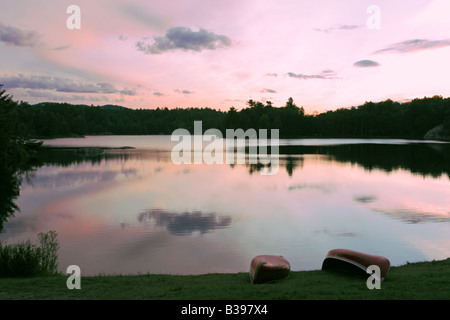 Première lumière du matin à l'aube sur le lac George, le Parc provincial Killarney Banque D'Images