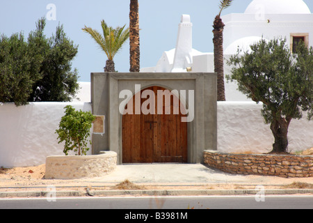 Maison blanche dans le style arabe à Djerba (Tunisie). Banque D'Images