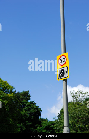 La limite de vitesse de 50 mi/h. signe de l'appareil photo Banque D'Images