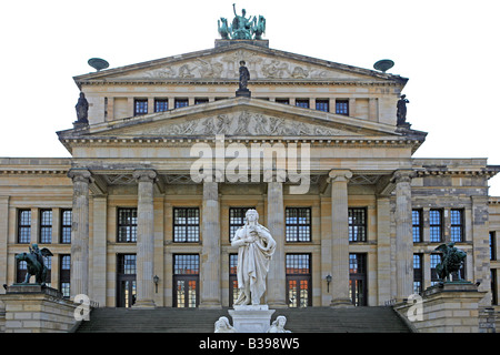 Deutschland, Berlin, Schillerdenkmal und Konzerthaus am Gendarmenmarkt, Schiller Monument et Concert Hall Gendarmenmarkt Berlin Banque D'Images