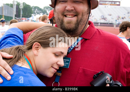 Coach Sportif et profiter de la victoire à la cérémonie de remise des prix. U de M Jeux olympiques spéciaux du complexe Bierman Minneapolis Minnesota USA Banque D'Images