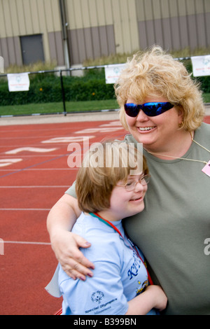 Maman hugging jeune fille à la cérémonie de remise des prix. U de M Jeux olympiques spéciaux du complexe Bierman Minneapolis Minnesota USA Banque D'Images