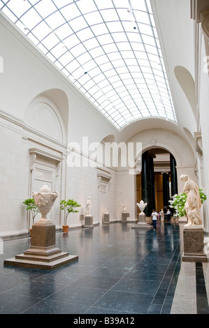 WASHINGTON DC, USA - La National Gallery of Art est un musée d'art, situé sur le National Mall à Washington, D.C. Le musée a été créé en 1938 par le Congrès des Etats-Unis, avec des fonds pour la construction et une importante collection d'art donnés par Andrew W. et des principales œuvres d'art donnés par Lessing J.2, les contributions de l'art italien Samuel Henry Kress, et plus de 2 000 sculptures, peintures, pièces d'art décoratif, et porcelaines de Joseph E. Widener. À la suite de legs de ce type, la National Gallery abrite aujourd'hui l'une des plus belles collections de Western pa Banque D'Images