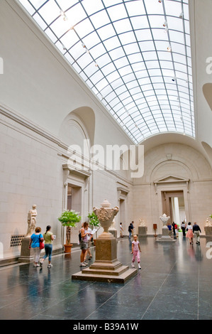 WASHINGTON DC, USA - La National Gallery of Art est un musée d'art, situé sur le National Mall à Washington, D.C. Le musée a été créé en 1938 par le Congrès des Etats-Unis, avec des fonds pour la construction et une importante collection d'art donnés par Andrew W. et des principales œuvres d'art donnés par Lessing J.2, les contributions de l'art italien Samuel Henry Kress, et plus de 2 000 sculptures, peintures, pièces d'art décoratif, et porcelaines de Joseph E. Widener. À la suite de legs de ce type, la National Gallery abrite aujourd'hui l'une des plus belles collections de Western pa Banque D'Images