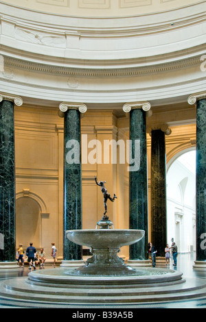 WASHINGTON DC, USA - La National Gallery of Art est un musée d'art, situé sur le National Mall à Washington, D.C. Le musée a été créé en 1938 par le Congrès des Etats-Unis, avec des fonds pour la construction et une importante collection d'art donnés par Andrew W. et des principales œuvres d'art donnés par Lessing J.2, les contributions de l'art italien Samuel Henry Kress, et plus de 2 000 sculptures, peintures, pièces d'art décoratif, et porcelaines de Joseph E. Widener. À la suite de legs de ce type, la National Gallery abrite aujourd'hui l'une des plus belles collections de Western pa Banque D'Images