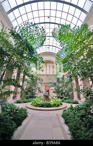 WASHINGTON DC, USA - La National Gallery of Art est un musée d'art, situé sur le National Mall à Washington, D.C. Le musée a été créé en 1938 par le Congrès des Etats-Unis, avec des fonds pour la construction et une importante collection d'art donnés par Andrew W. et des principales œuvres d'art donnés par Lessing J.2, les contributions de l'art italien Samuel Henry Kress, et plus de 2 000 sculptures, peintures, pièces d'art décoratif, et porcelaines de Joseph E. Widener. À la suite de legs de ce type, la National Gallery abrite aujourd'hui l'une des plus belles collections de Western pa Banque D'Images