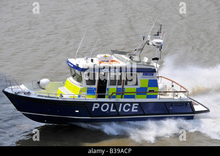Tamise Londres Angleterre Royaume-uni Metropolitan Police bateau de patrouille à grande vitesse la vitesse sur l'intervention d'urgence Banque D'Images