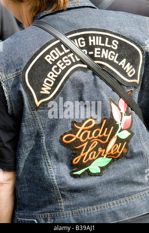 Veste en denim Lady Harley, motos Harley-Davidson à l'été Rolling Hills   tonnerre dans les glens Aviemore, Écosse royaume-uni Banque D'Images