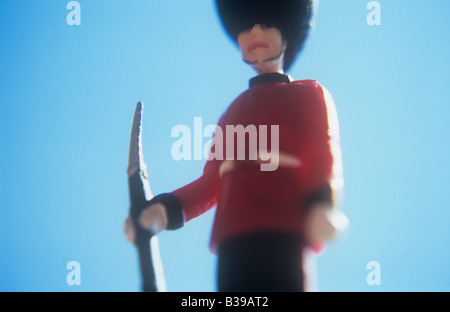 À partir de détails ci-dessous de modèle d'archétype de la garde d'un soldat ou d'un fusil à baïonnette avec veste rouge et noir busby under blue sky Banque D'Images