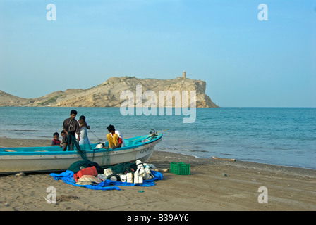 Filets de Fishersmen préparer Al Sawadi Beach Batinah Region Sultanat d'Oman Banque D'Images