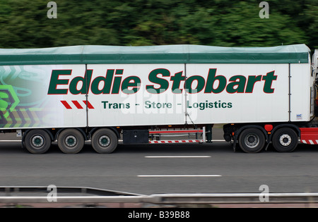 Eddie Stobart camion à la vitesse sur l'autoroute M40, Warwickshire, England, UK Banque D'Images