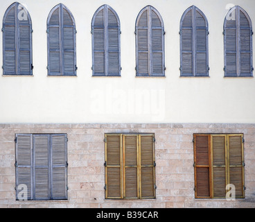 Israël Jaffa stores en bois sur les fenêtres sont fermées Banque D'Images