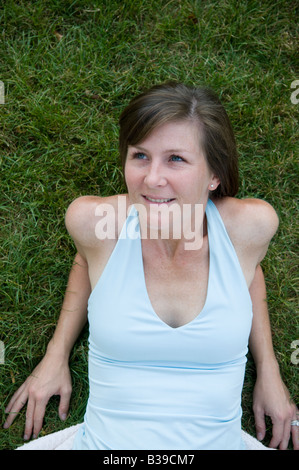 Portrait of a young woman in the park Banque D'Images