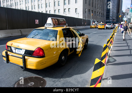 A New York City taxi sur Church Street à Manhattan Banque D'Images