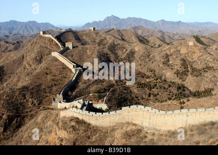 Vue sur la Grande muraille de Chine qui serpente à travers le pays. Construit, reconstruit et maintenue entre le 6e siècle 16e siècle avant J.-C. Banque D'Images