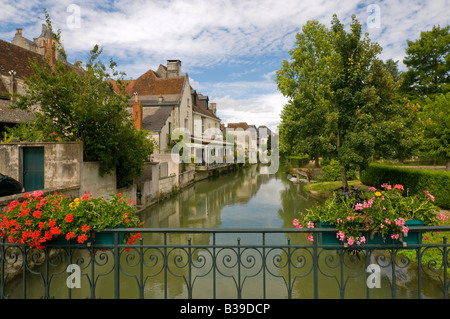 Terrasse du restaurant de l'Hôtel Georges Sand Hotel dominant la rivière Indre, Loches, Indre-et-Loire, France. Banque D'Images