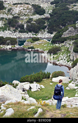 Passage Samodivski randonneur Ezera lacs en Patrimoine Mondial de l'UNESCO Parc national de Pirin Bulgarie Banque D'Images