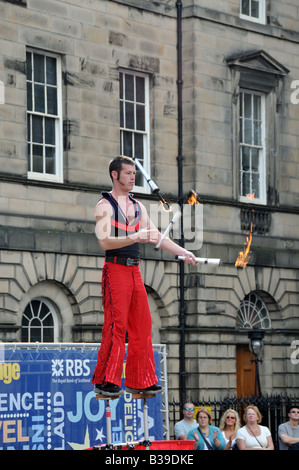 Juggling street performer Banque D'Images