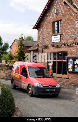 Cheshire UK post office Aldford van hors Village Shop Banque D'Images