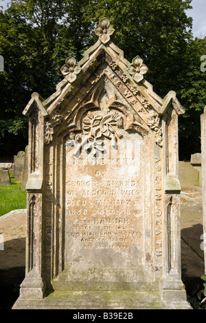 UK Cheshire Aldford St John the Baptist Church église néo-gothique victorien pierre tombale en pierre Banque D'Images