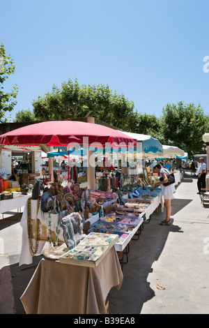 Marché aux Puces samedi au large des allées de la liberté près du Vieux Port, Cannes, Cote d'Azur, Provence, France Banque D'Images