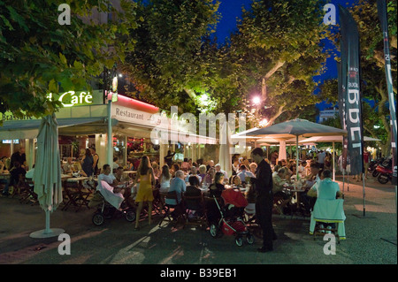 Le Grand Café Restaurant sur les allées de la liberté, Cannes, Cote d'Azur, Provence, France Banque D'Images