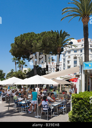 Café sur la Promenade de la Croisette, Cannes, Cote d Azur, Provence, France Banque D'Images