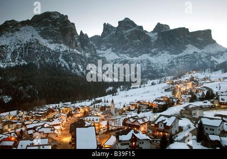 Crépuscule dans la station de ski de Colfosco, Région de l'Alta Badia, Italie, Dolomites italiennes Banque D'Images