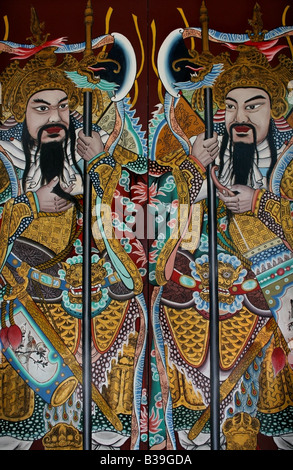 Qin Shubao Gardien de porte et Yuchi Gong ( aka Yuchi Jingde et Hu Jingde ) peint sur les portes du Temple Thian Hock Keng, Banque D'Images