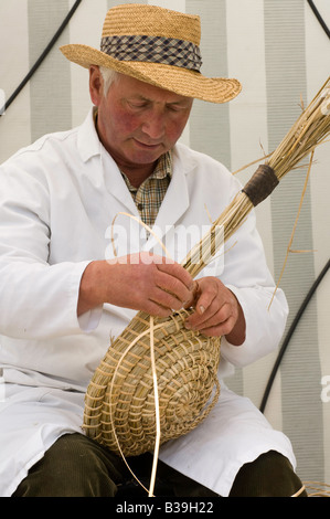 Faire Beeskepmaking de ruches traditionnelles Warwickshire en osier Banque D'Images