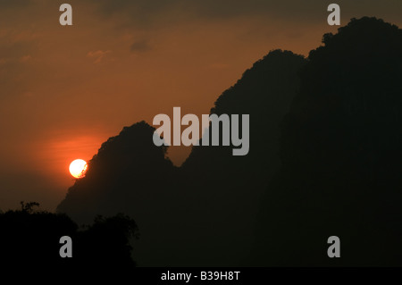 Lever du soleil sur les spectaculaires montagnes magnifiques autour de la rivière Li près de Guiling, Chine Banque D'Images