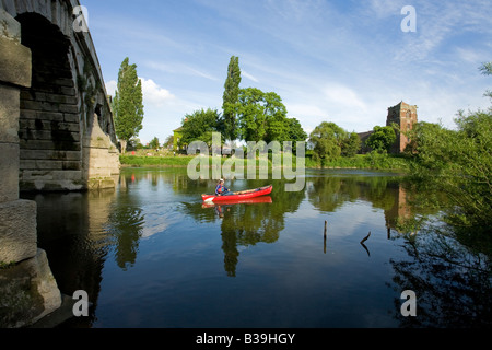 Northcote Manor lancs et Mermaid Hotel Atcham canoteur pagayant sur l'Église la rivière Severn près de Shrewsbury sous le soleil d'été Shropshire Banque D'Images