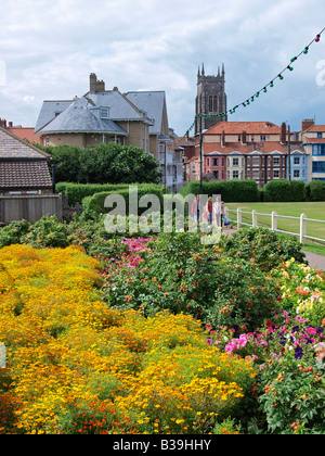 Des massifs de fleurs avec vue lointaine du clocher de l'ÉGLISE ÉGLISE DE CROMER NORFOLK ENGLAND UK Banque D'Images