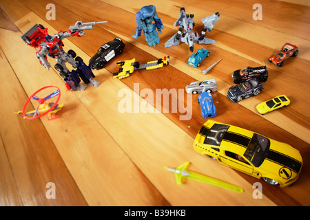 Plancher de chambre du garçon. Un assortiment de jouets laissés sur parquet Banque D'Images