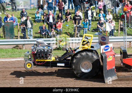 Mini tracteur tirant moteur v8 Banque D'Images