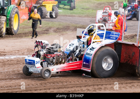 Mini tracteur dans une tire de tracteur Banque D'Images