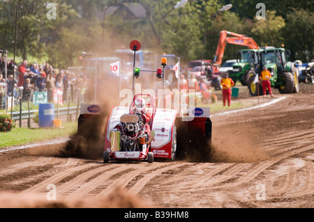 Mini tracteur tirant moteur v8 Banque D'Images