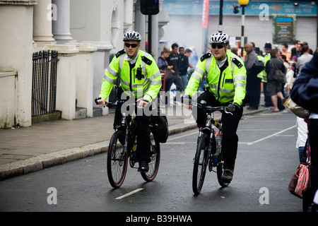 Deux agents de la Police métropolitaine de Londres sur les bicyclettes de patrouille Banque D'Images