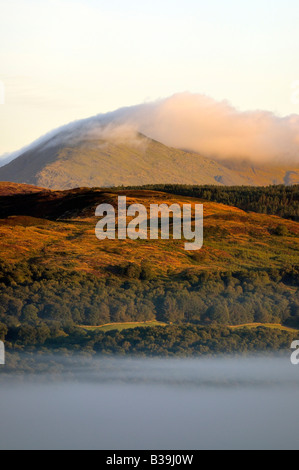 Tôt le matin, le brouillard dans la vallée avec levage Rusland cloud off the Coniston fells et Dow crag Banque D'Images