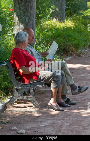 Couple reading map de ville dans le centre de Loches, Indre-et-Loire, France. Banque D'Images