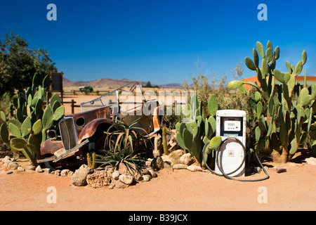 Une voiture rouillée at Solitaire Station d'essence, la Namibie Banque D'Images