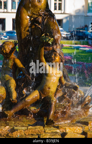 Fontaine en face de l'Opéra National de Lettonie à Riga Lettonie Europe Banque D'Images