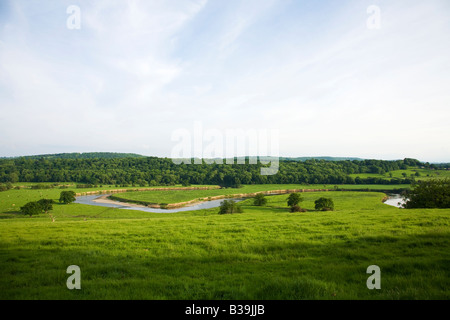 Severn River serpente et les boucles dans les prés près de Leighton Ironbridge sous le soleil d'été Shropshire England Royaume-Uni GB Banque D'Images