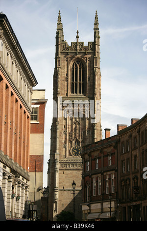 Ville de Derby, en Angleterre. Porte de fer et propriétés de l'architecture, avec Derby All Saints' cathédrale en arrière-plan. Banque D'Images