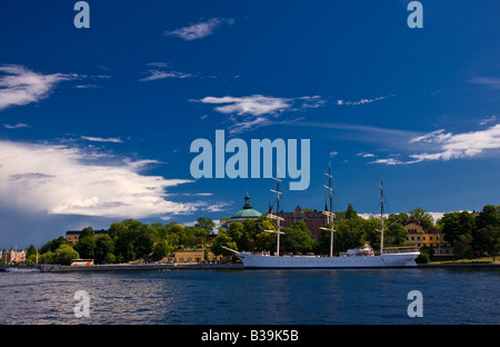 Grand voilier amarré à la digue, à proximité du centre-ville de Stockholm, Suède sous le soleil d'été au milieu de l'après-midi. Banque D'Images