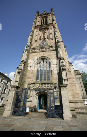 Ville de Derby, en Angleterre. La tour gothique perpendiculaire du Derby de la cathédrale All Saints' situé en grille de fer. Banque D'Images