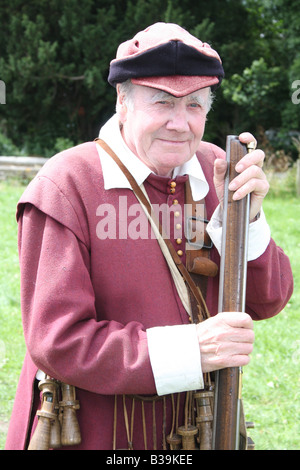 Un ancien mousquetaire à la reconstitution de la bataille de Faringdon dans la guerre civile anglaise. Banque D'Images