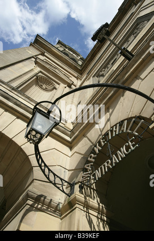 Ville de Derby, en Angleterre. Vue oblique basse de la Guildhall et la Place du Marché entrée du marché couvert de Derby. Banque D'Images