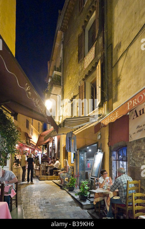 Restaurant sur la Rue du Suquet, dans la vieille ville (Le Suquet) la nuit, Cannes, Cote d'Azur, Provence, France Banque D'Images