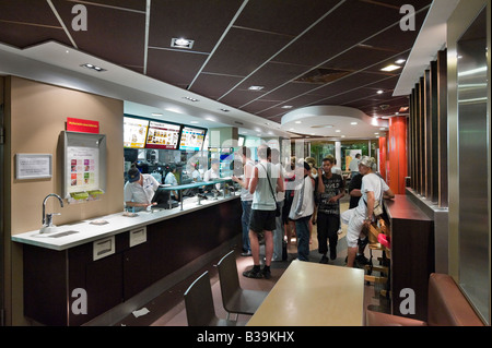 Restaurant McDonald's dans la nuit dans le centre de Cannes, France Banque D'Images